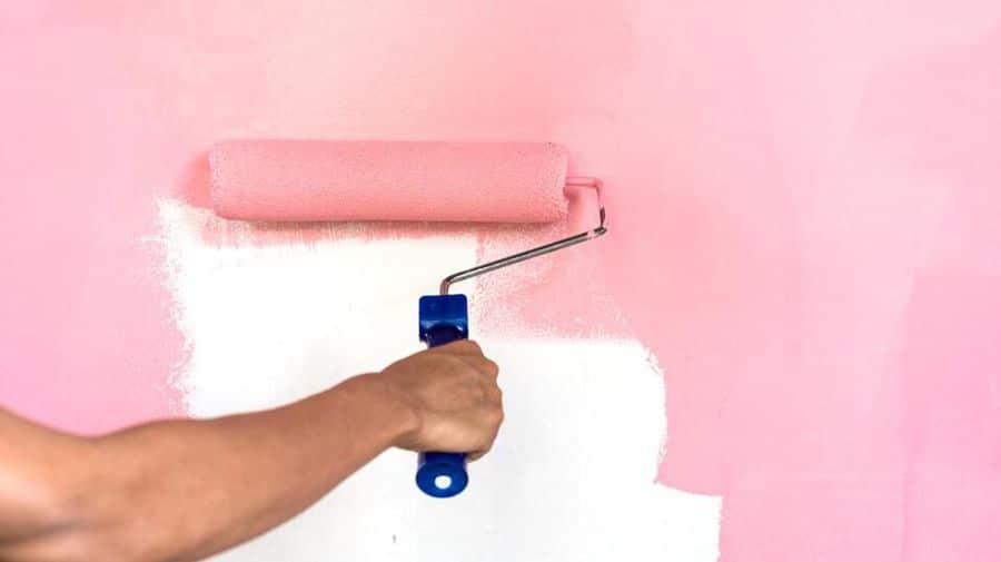 Bir boya rulosu kullanmak için boyanızı sığ kaba dökün, silindiri suyla nemlendirin ve boyayla eşit şekilde yüklemek için tavada yuvarlayın.